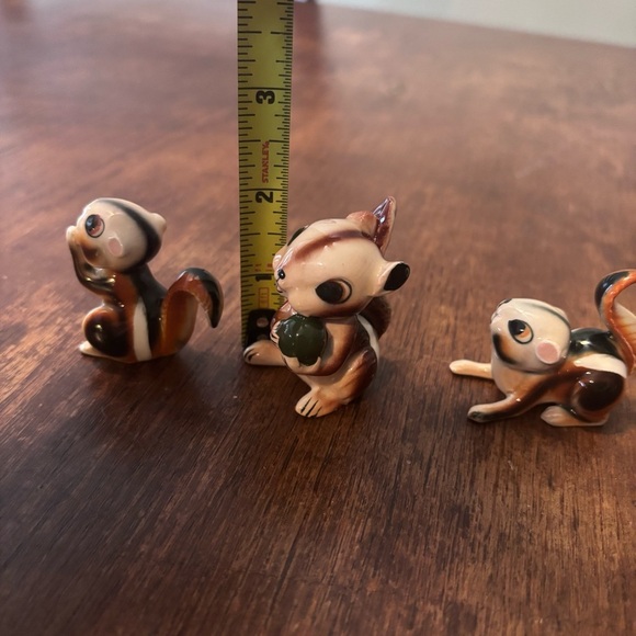 Vintage Set of 3  Ceramic Chipmunks Mom with Nut and 2 Babies - Picture 5 of 6